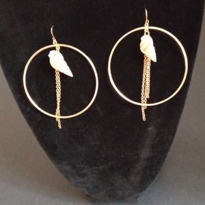 CIRCLE CUT OUT FRINGE EARRINGS WITH SHELLS